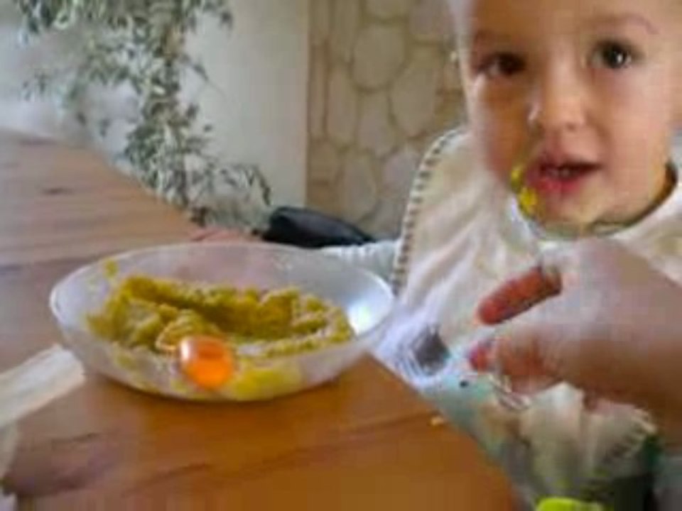 Antonin mange tout seul