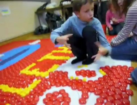 Téléthon : fresque de bouchons à Gonnelieu