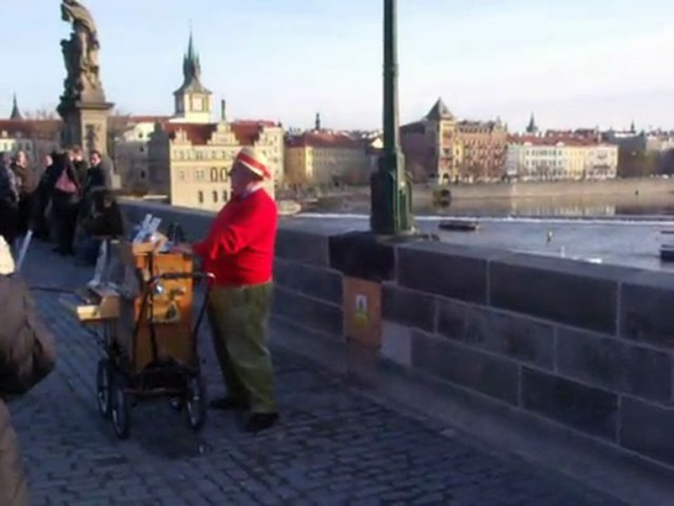 Prague, joueur d'orgue sur le Pont Charles