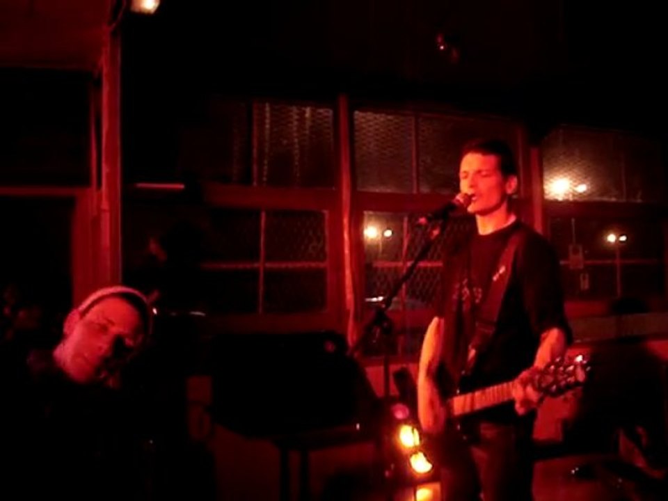 Loulou seul sur scène