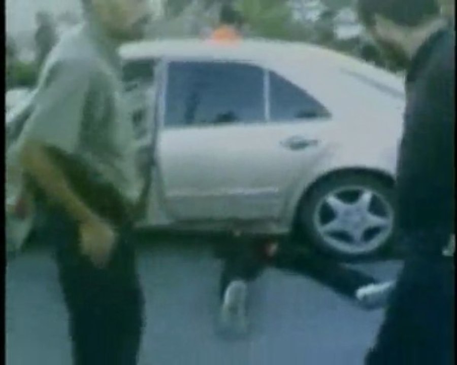 colon juif passant avec sa voiture sur un Palestinien blessé
