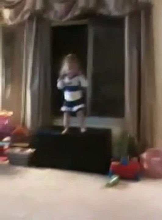 Une fillette se prend pour Superman