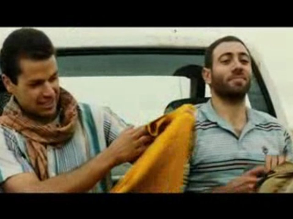 Männer, die auf Ziegen starren