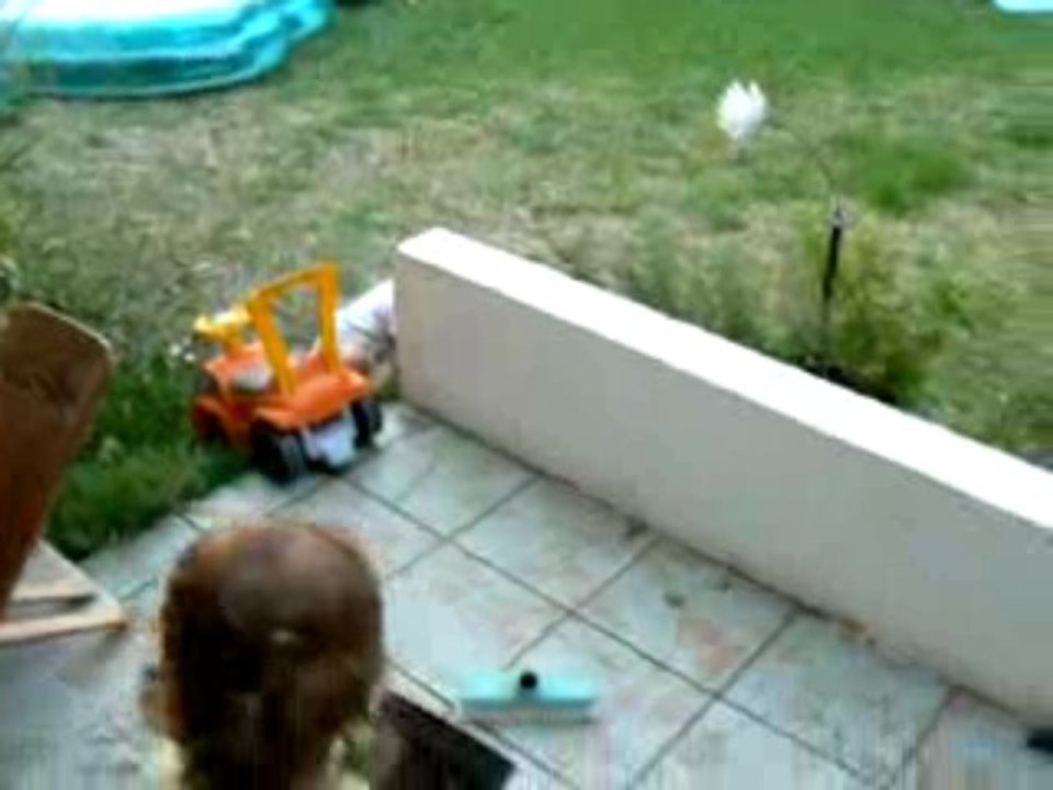 Ismaël et Niamey jardinnent