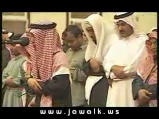 il dirige la prière et récite le kur'an machAllah