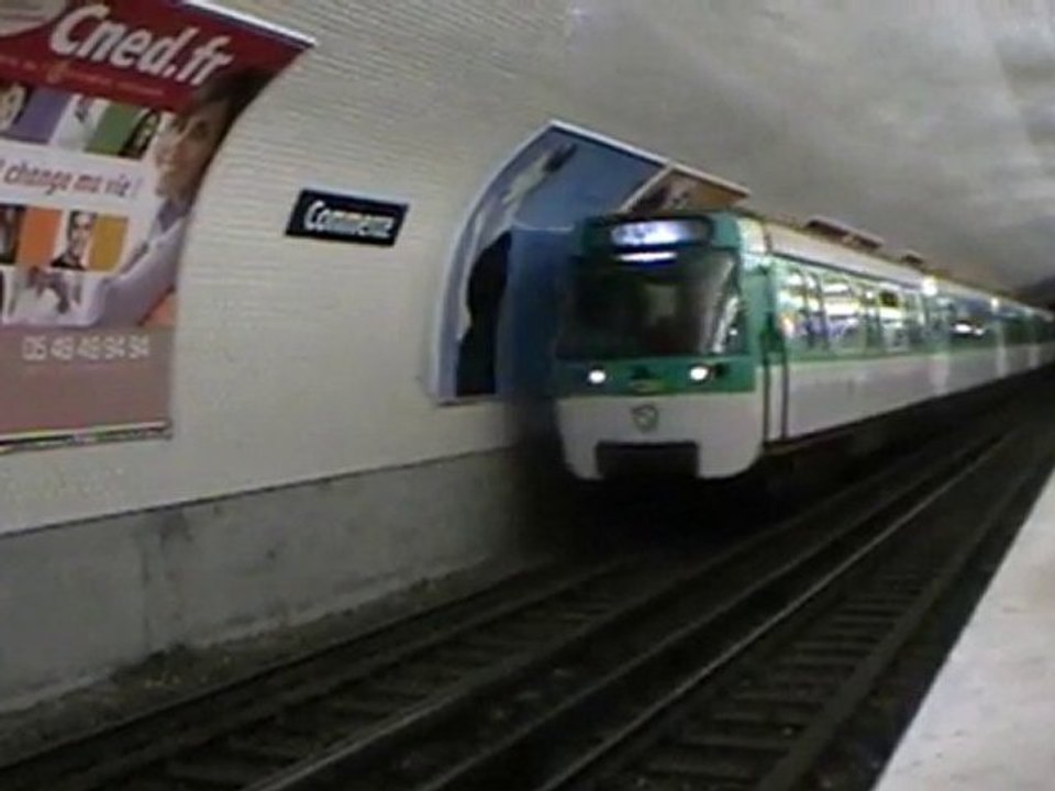 MF77 : Arrivée à la station Commerce sur la ligne 8 du métro parisien