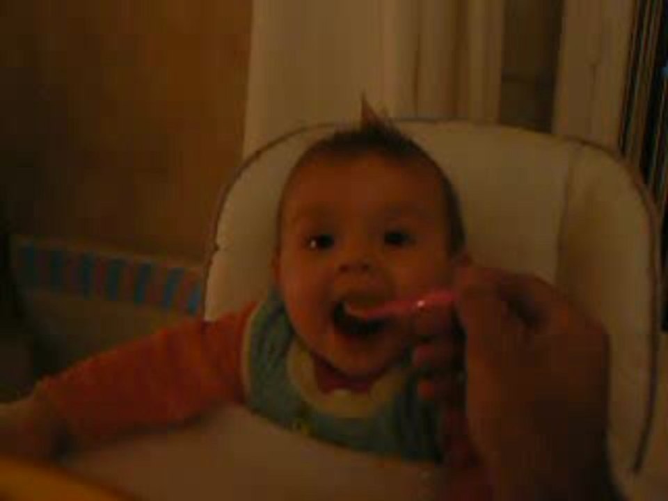 Pierric mange des légumes