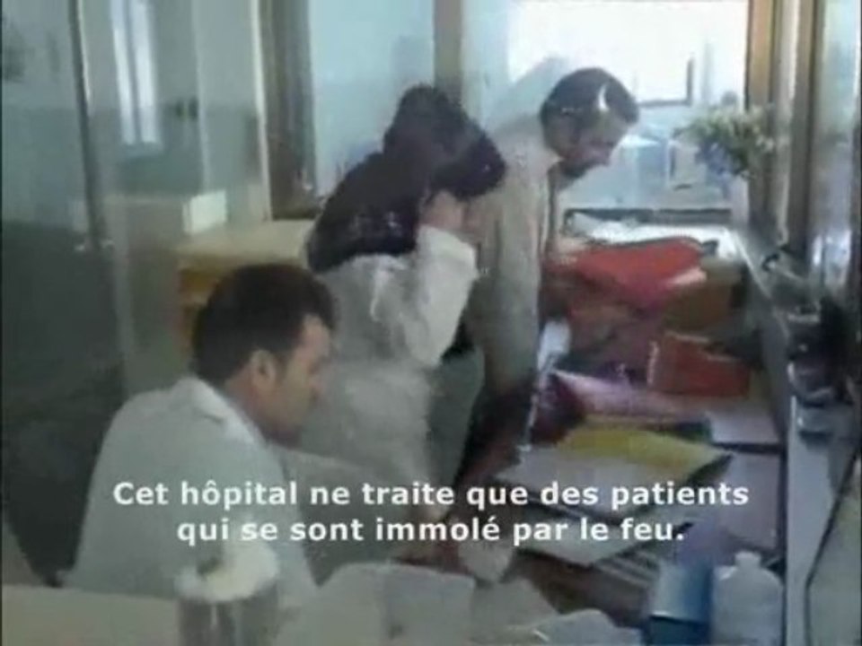 Femmes aghanes désespérées s'immolent par le feu suicide