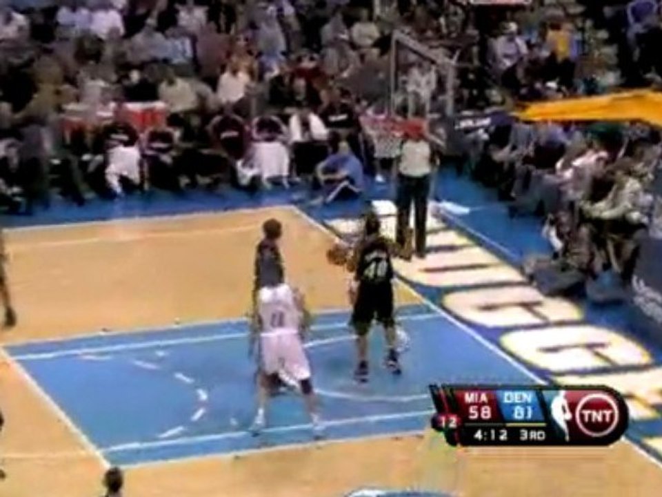 NBA Chauncey Billups throws a wonderful pass to Kenyon Marti