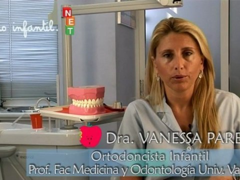 ¿Qué pasa si salen los dientes definitivos con los de leche?