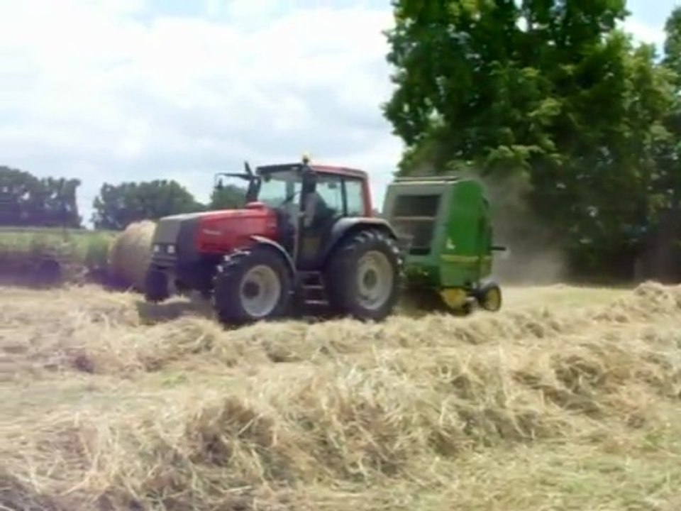 Pressage de foin avec Valtra 8050 et presse John Deere 590