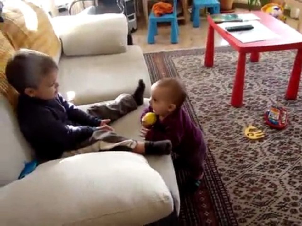 Clara y Mateo en el salón de la casa nueva