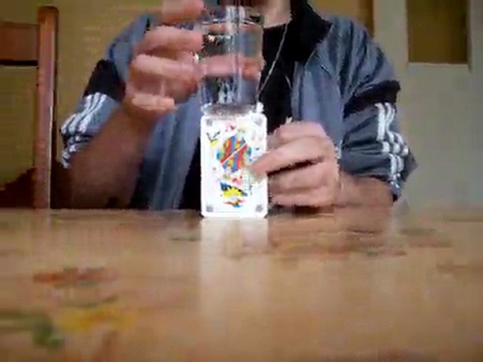 verre d'eau sur une carte