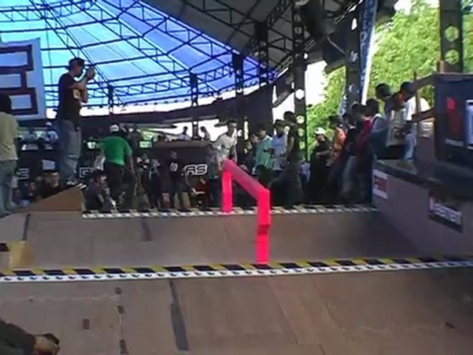 Julien Béchet skate à Bali