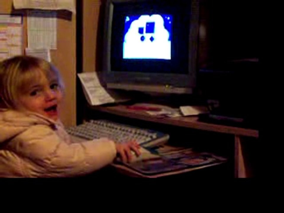 léa joue avec l'ordinateur