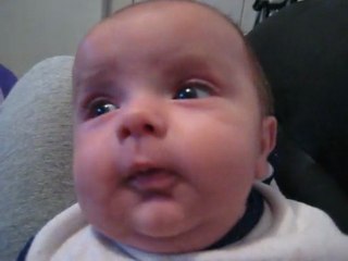 J'ai 2 mois et je m'entraîne déjà à parler!