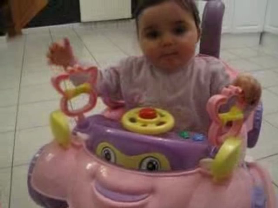 ashley marche dans son trotteur