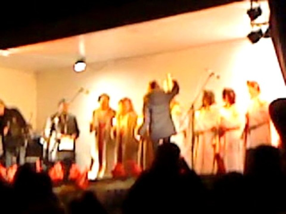 Lillmoster Maja som tärna i Lilla Edets lucia kröning 2009