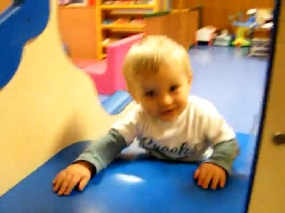 Jules descend le toboggan