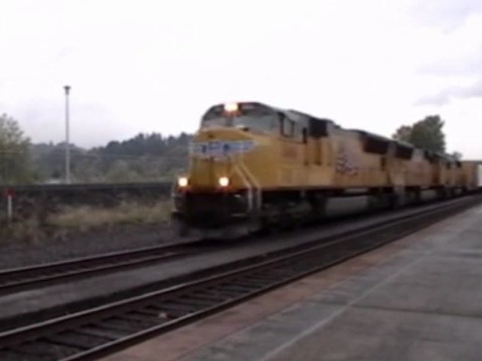 UP #5061 W/ a Nice Horn Show!!