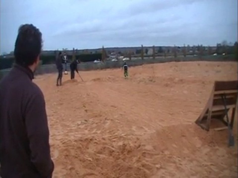 Sauts en mbx5t par Fab... tentatives de backflips !!!