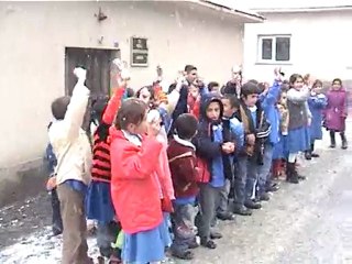 HAKKARİ'DE İLKOKUL ÖĞRENCİLERİNİN KAR SEVİNCİ