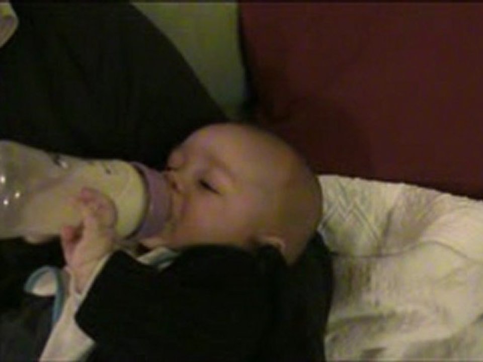 Augustin boit tout seul