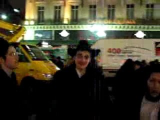 Hanouka : Joie à l'Allumage des Lumières à Paris - Torah-Box