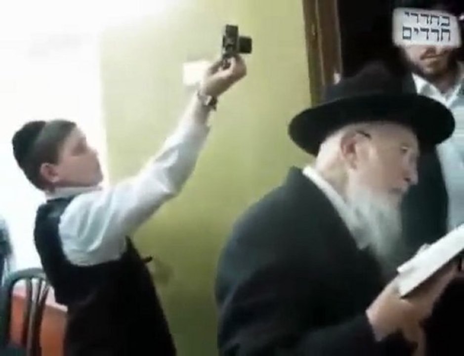 Rav Lefkovitch allume les Bougies de Hanouka (Torah-Box.com)