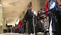 Dans la file d'attente de l'Apple Store du Louvre