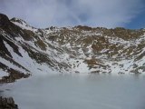 Panoramique du lac du Mercantour pris par la glace