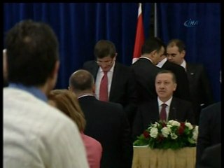 Ahmet Davutoğlu'nu Yere Düşmekten Türk Bayrağı Kurtardı