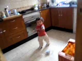 iker tira el pañal a la basura (1)