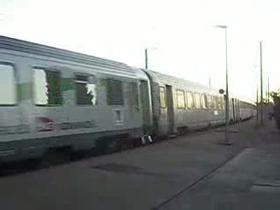 Passage d'un CIC avec BB15000 à Serquigny à 140 km/h