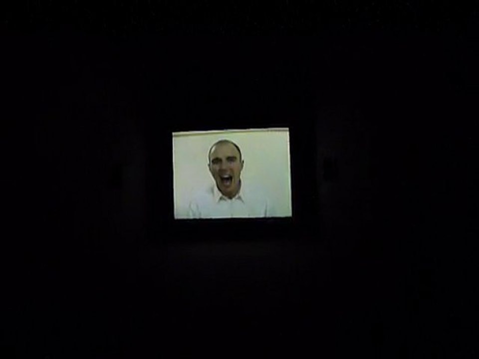 Hamburger Bhf - Er schreit in eine Zimmer