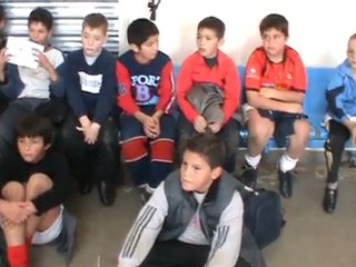 Francois Keiffer explique la MPP à des joueurs de rugby