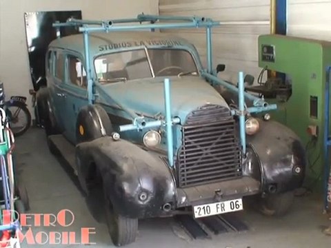 Une voiture travelling au salon Rétromobile