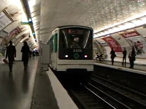 MF67 : Départ de la station Charonne sur la ligne 9 du métro parisien