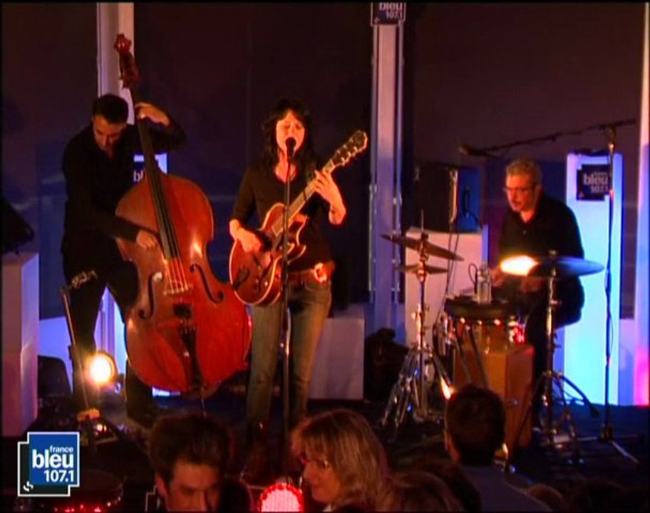 Térez Montcalm My baby just cares for me