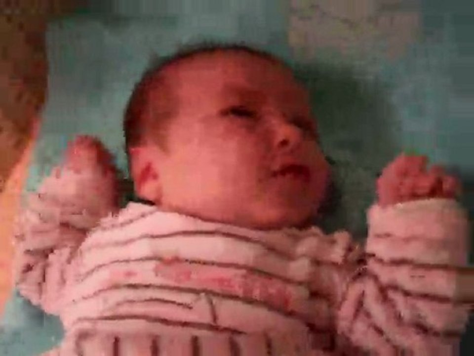 anna eternue et fais sembant de pleurer