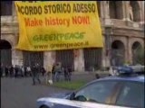A Roma Greenpeace occupa il Colosseo