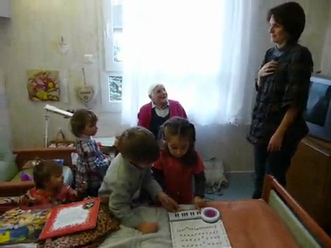 Lucile, Juline, Aurel et Lison avec mamie Margot