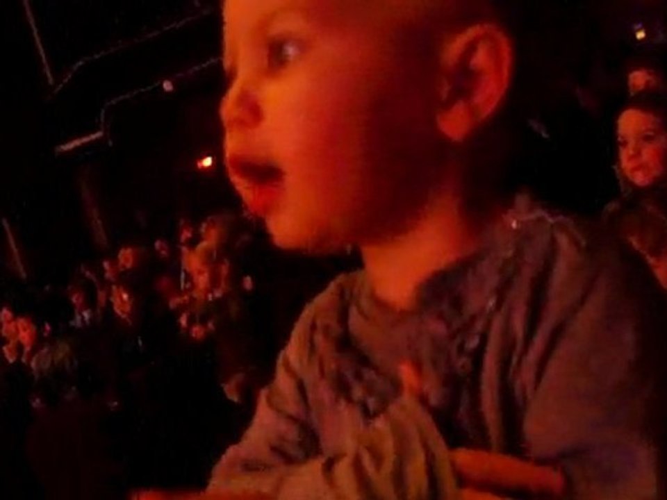 Elsa au Spectacle Oui-Oui, 9 déc. 09 part.1