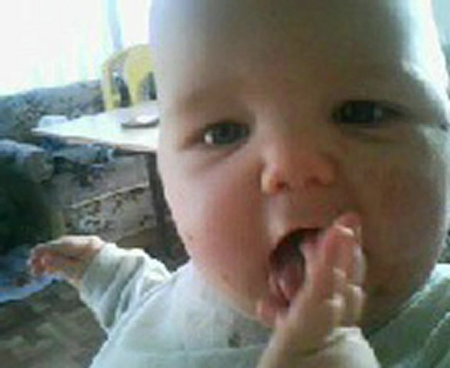 enzo qui fait des bisous