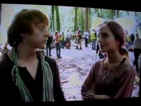 Rupert Grint e Emma Watson nos sets de Relíquias da Morte