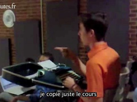 Un élève utilise sa machine à écrire en cours