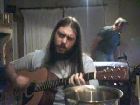 Olivier à table met de l'ambiance avec sa guitare folk