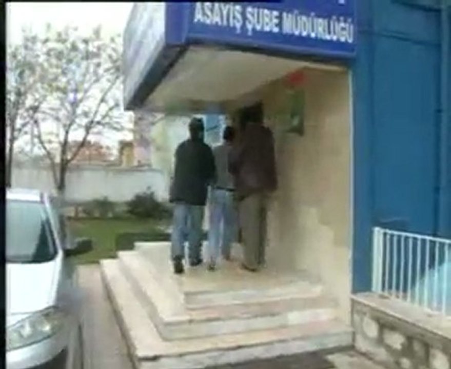 Mezarcıların Silahlı Kavgası - İzle
