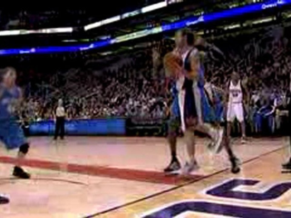 NBA Steve Nash stays inbounds and dishes to Amar'e Stoudemir