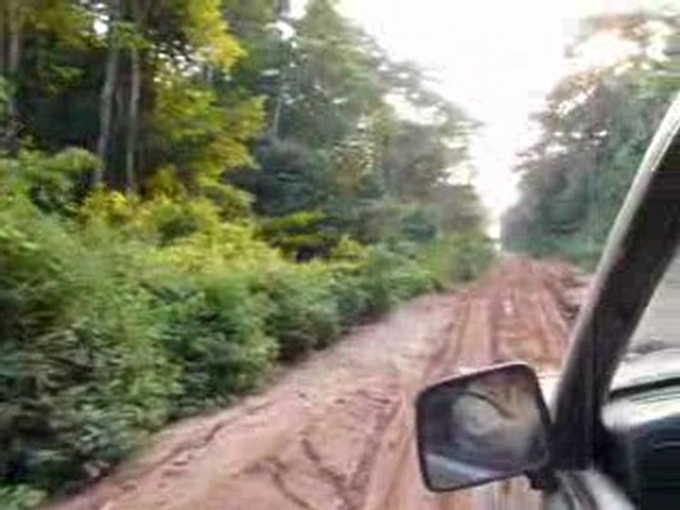 La route typique à l'extérieur de Bangui